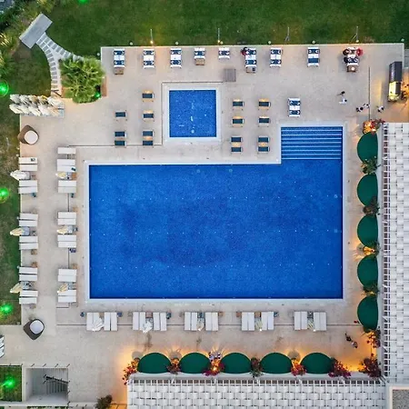 Yacht Club Hotel
