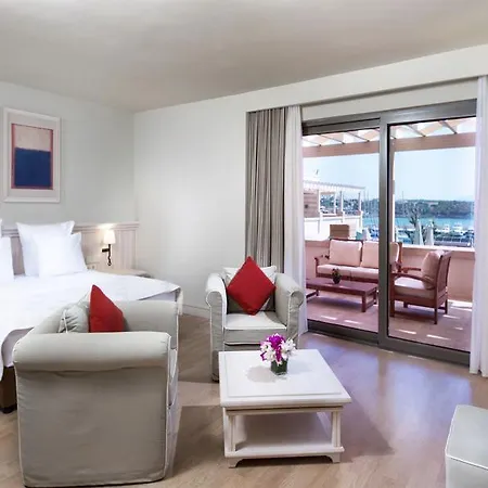 Yacht Club Hotel