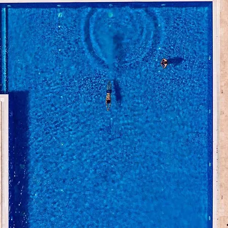 Yacht Club فندق 5*