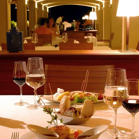 Szálloda Yacht Club 5*