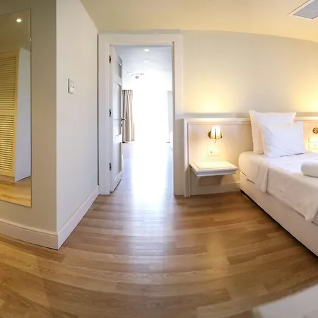 Szálloda Yacht Club 5*