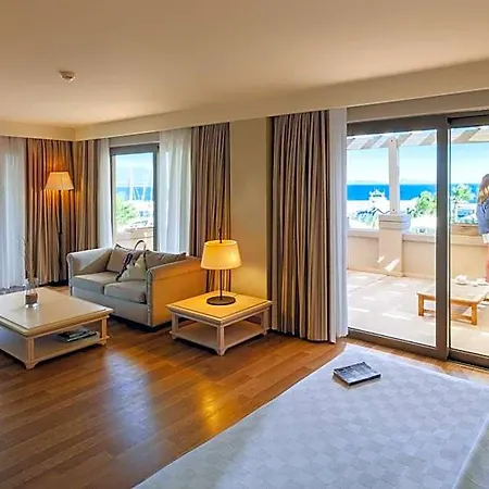 Yacht Club Hotel 5*