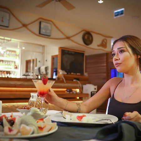 Yacht Club Otel 5*